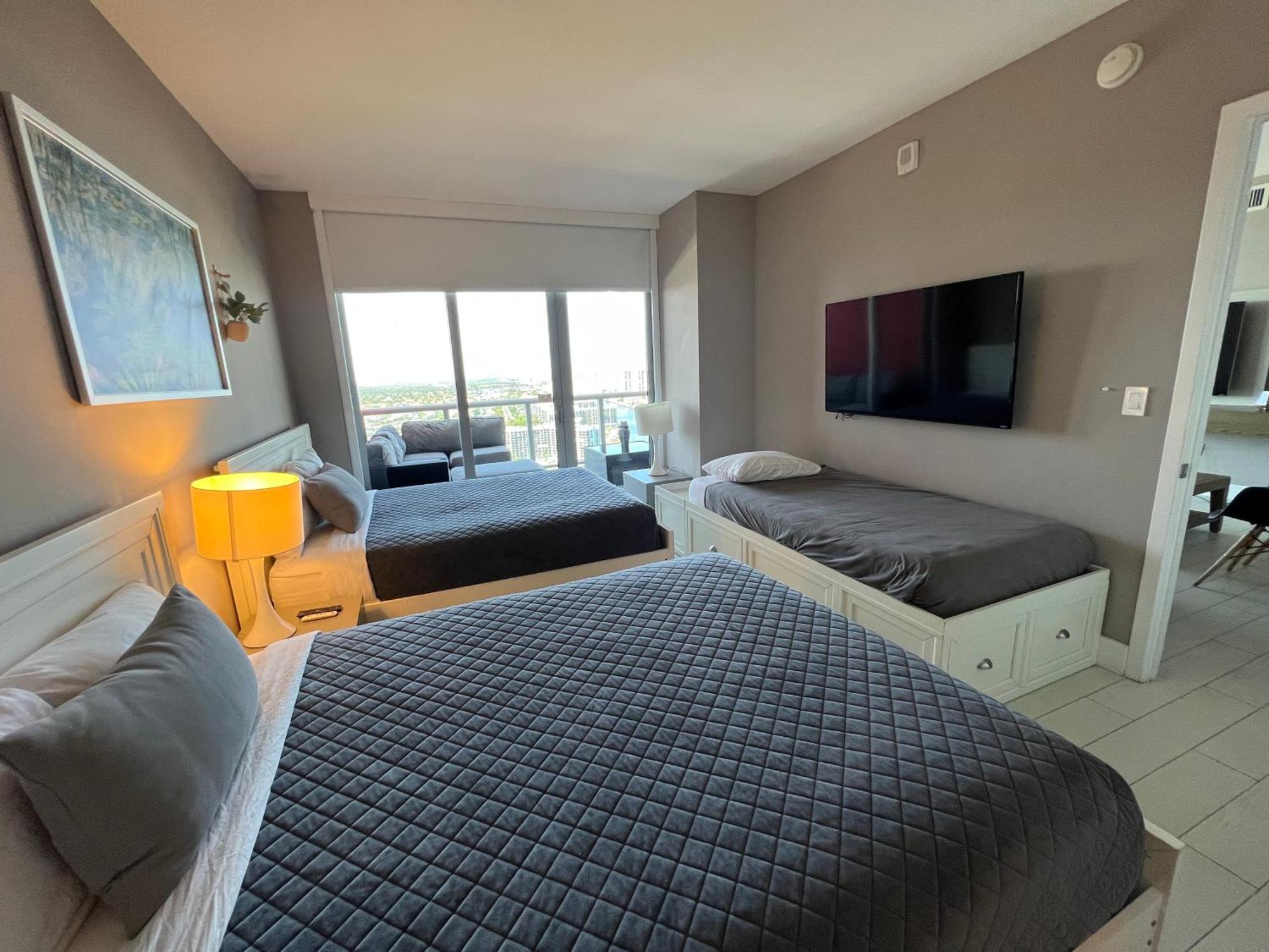Mvr Apartments At Beachwalk Resort Халландейл-Бич Экстерьер фото