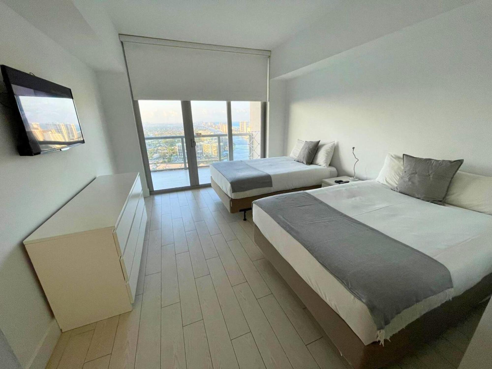 Mvr Apartments At Beachwalk Resort Халландейл-Бич Экстерьер фото